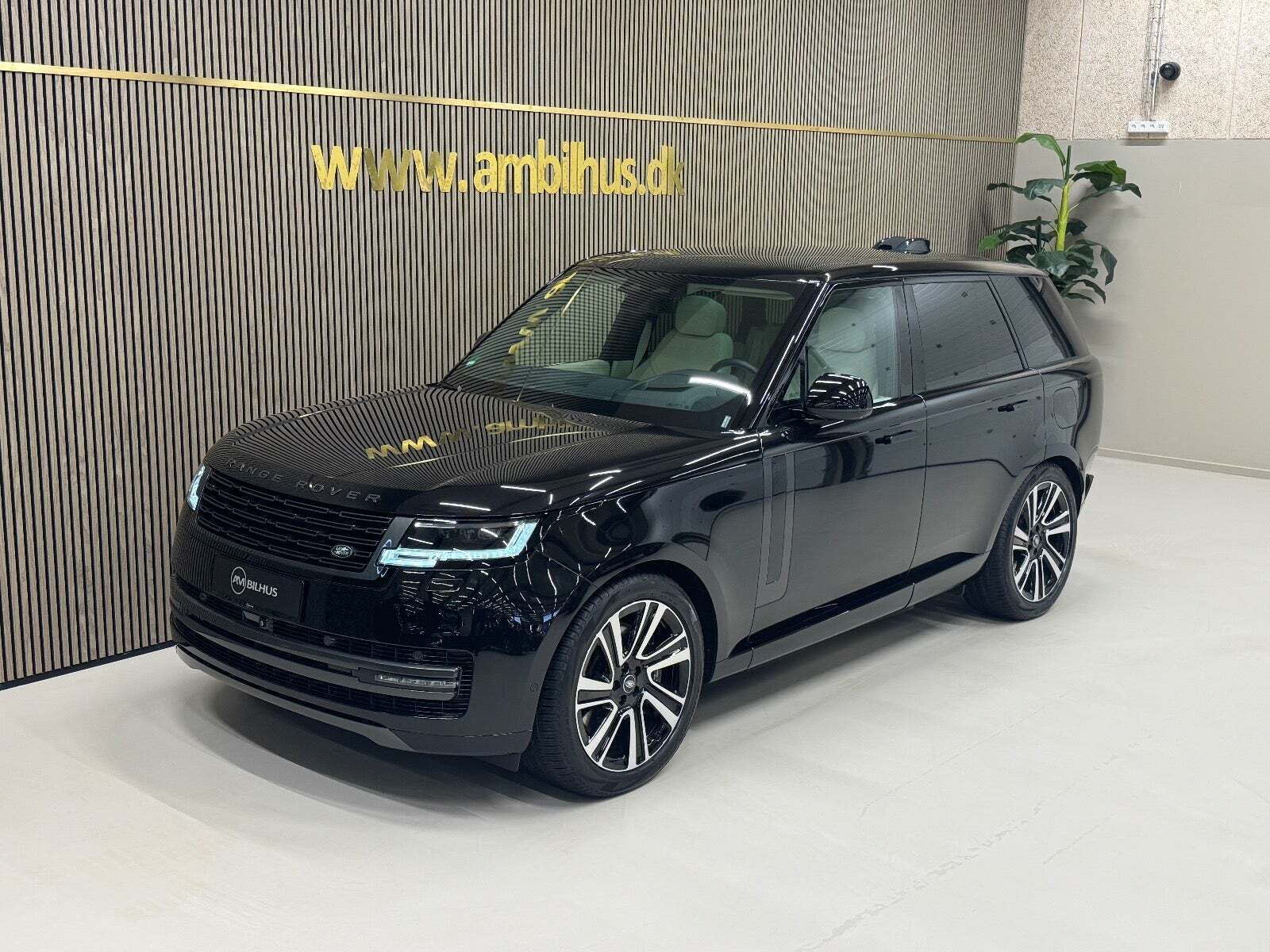 Sort Land Rover Range Rover fra 2024