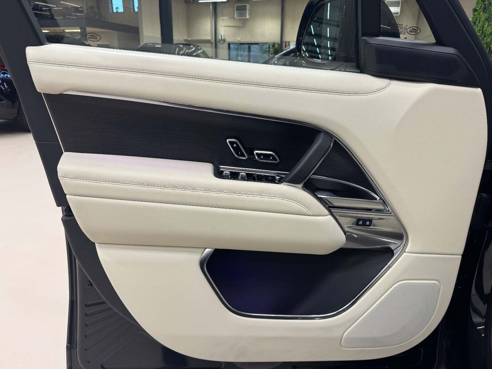 Sort Land Rover Range Rover fra 2024
