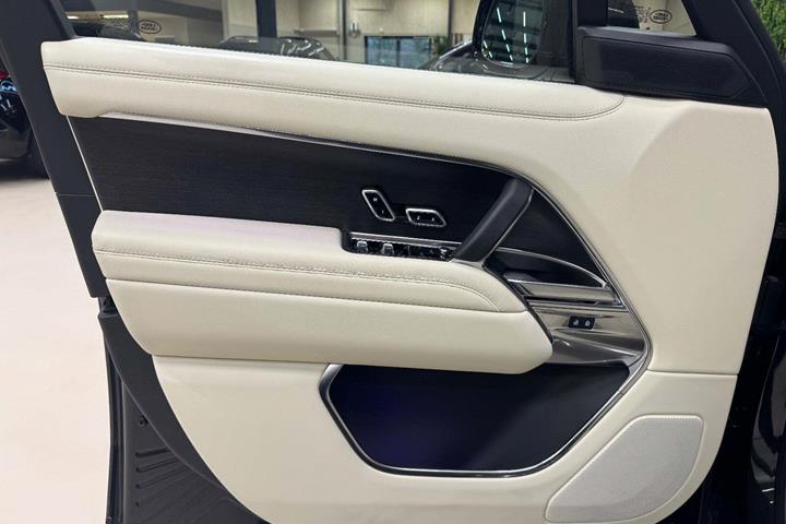 Sort Land Rover Range Rover fra 2024