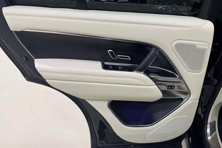 Sort Land Rover Range Rover fra 2024