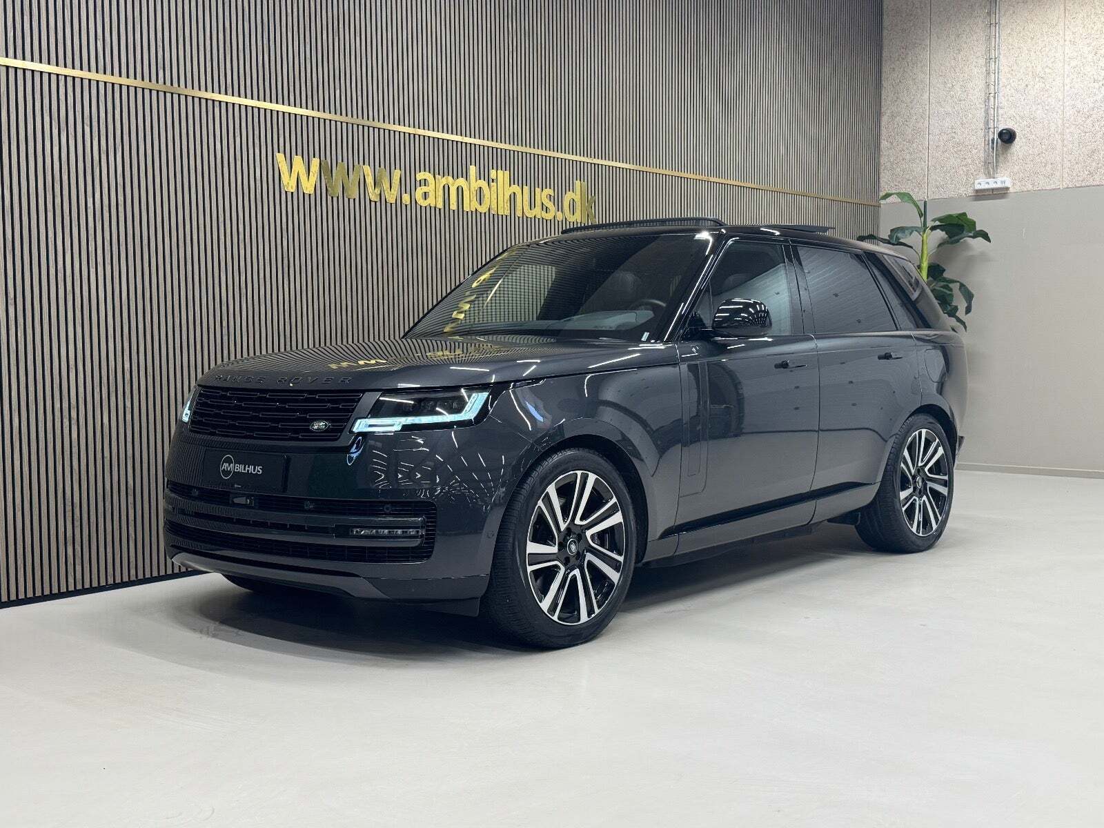 Grå Land Rover Range Rover fra 2024