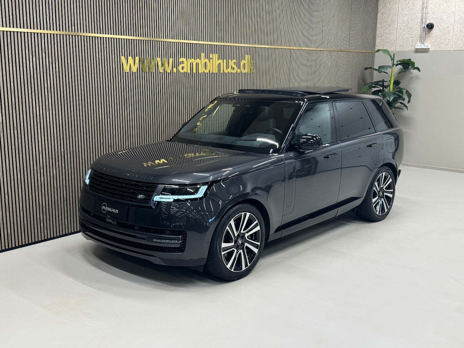 Grå Land Rover Range Rover fra 2024