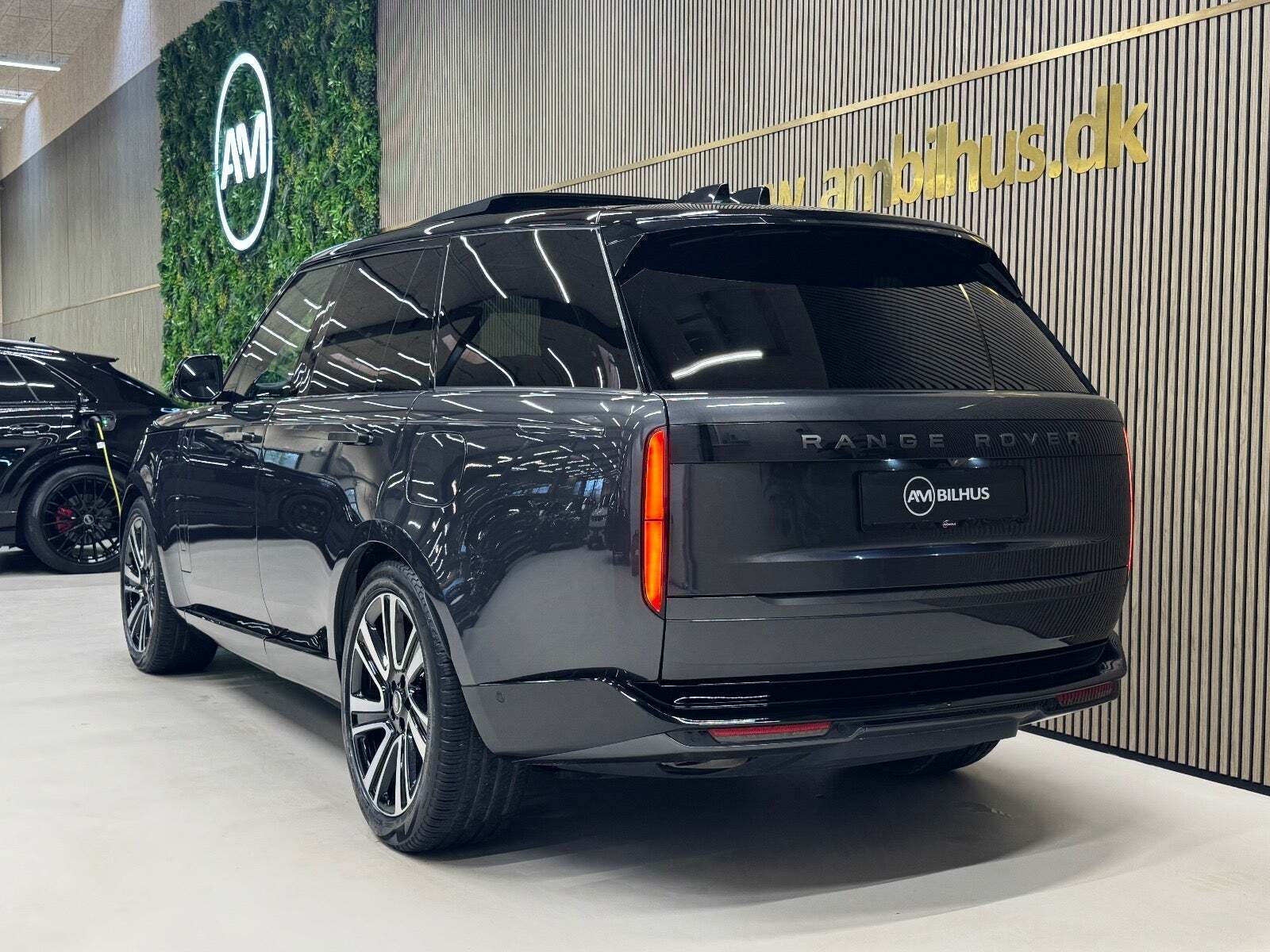 Grå Land Rover Range Rover fra 2024