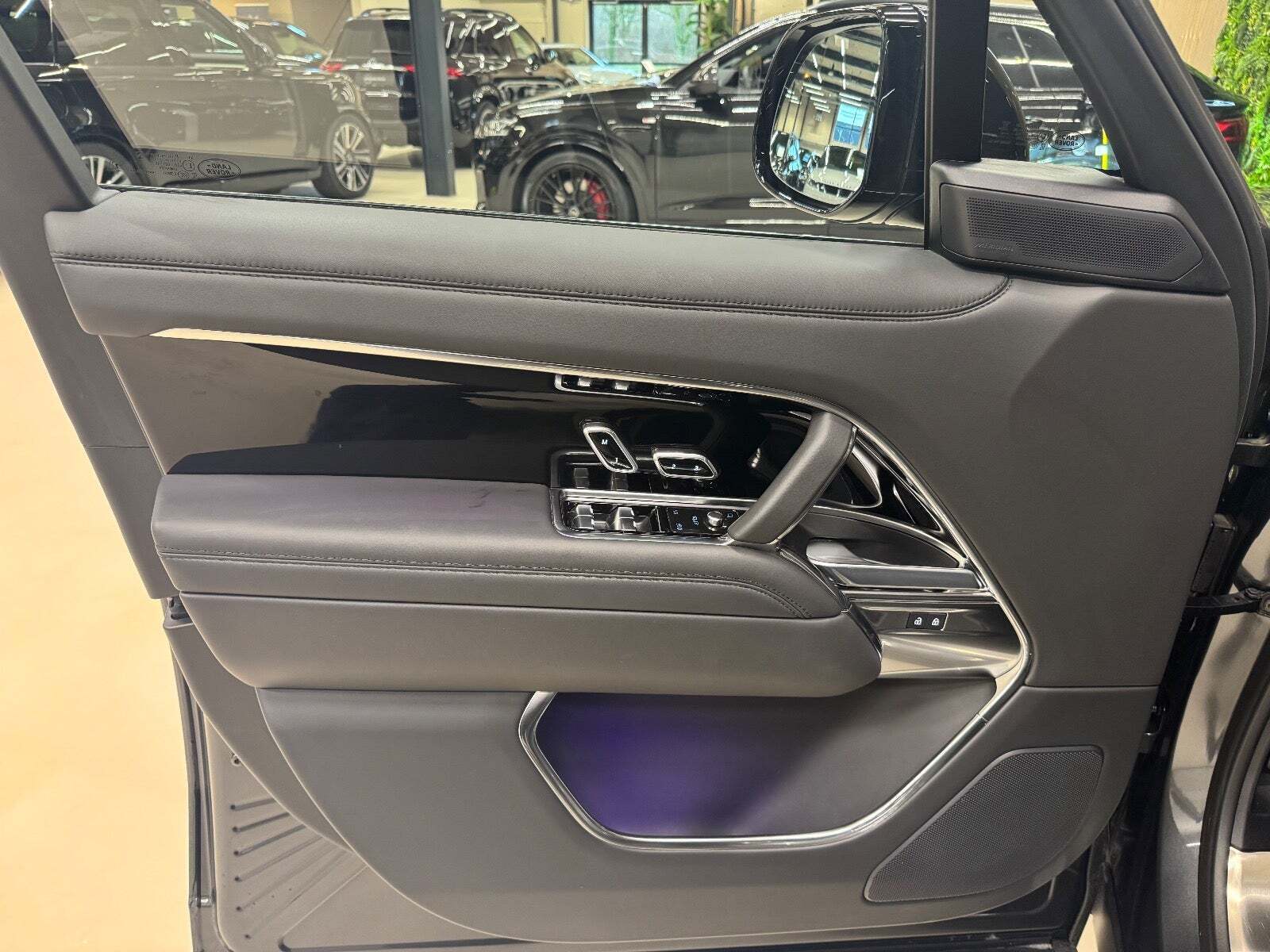 Grå Land Rover Range Rover fra 2024