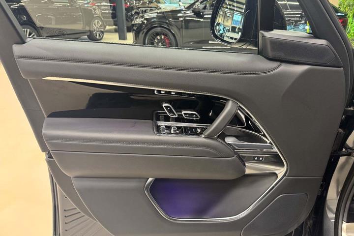 Grå Land Rover Range Rover fra 2024