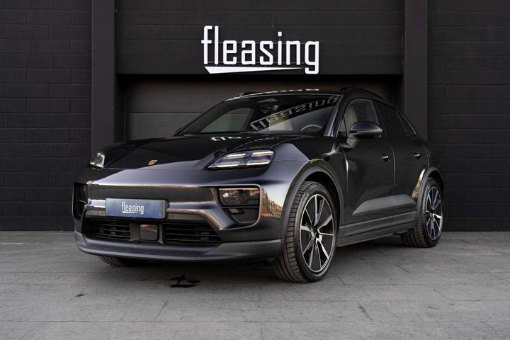 Grå Porsche Macan 4 fra 2024 set udefra