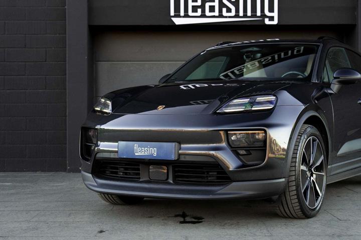 Grå Porsche Macan 4 fra 2024 set udefra
