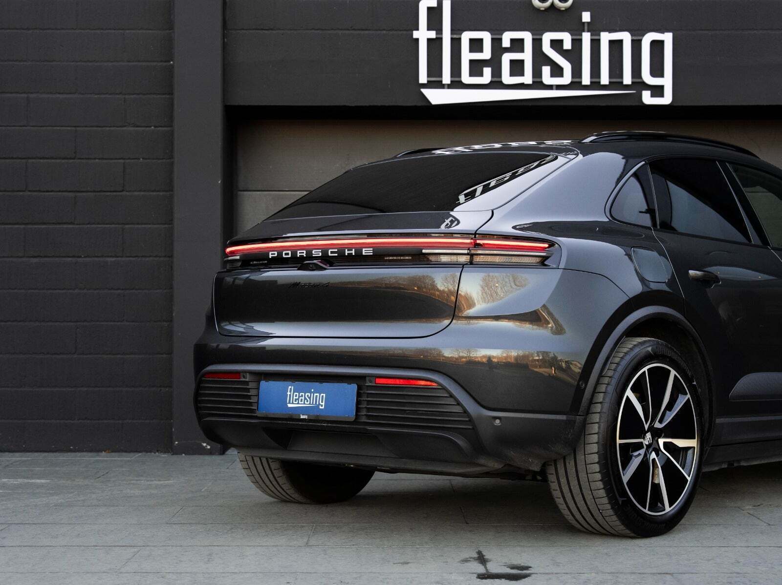 Grå Porsche Macan 4 fra 2024 set udefra