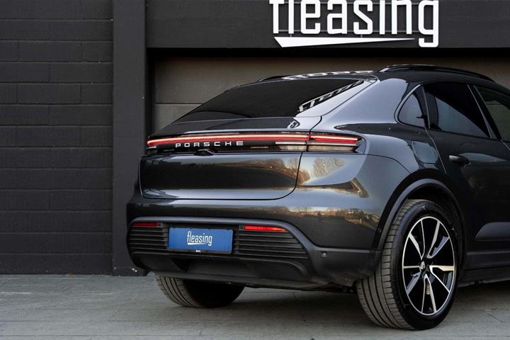 Grå Porsche Macan 4 fra 2024 set udefra