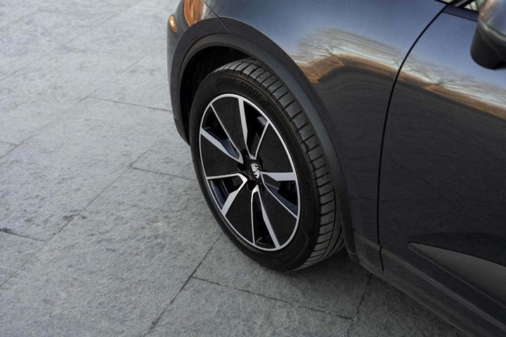 Grå Porsche Macan 4 fra 2024 set udefra