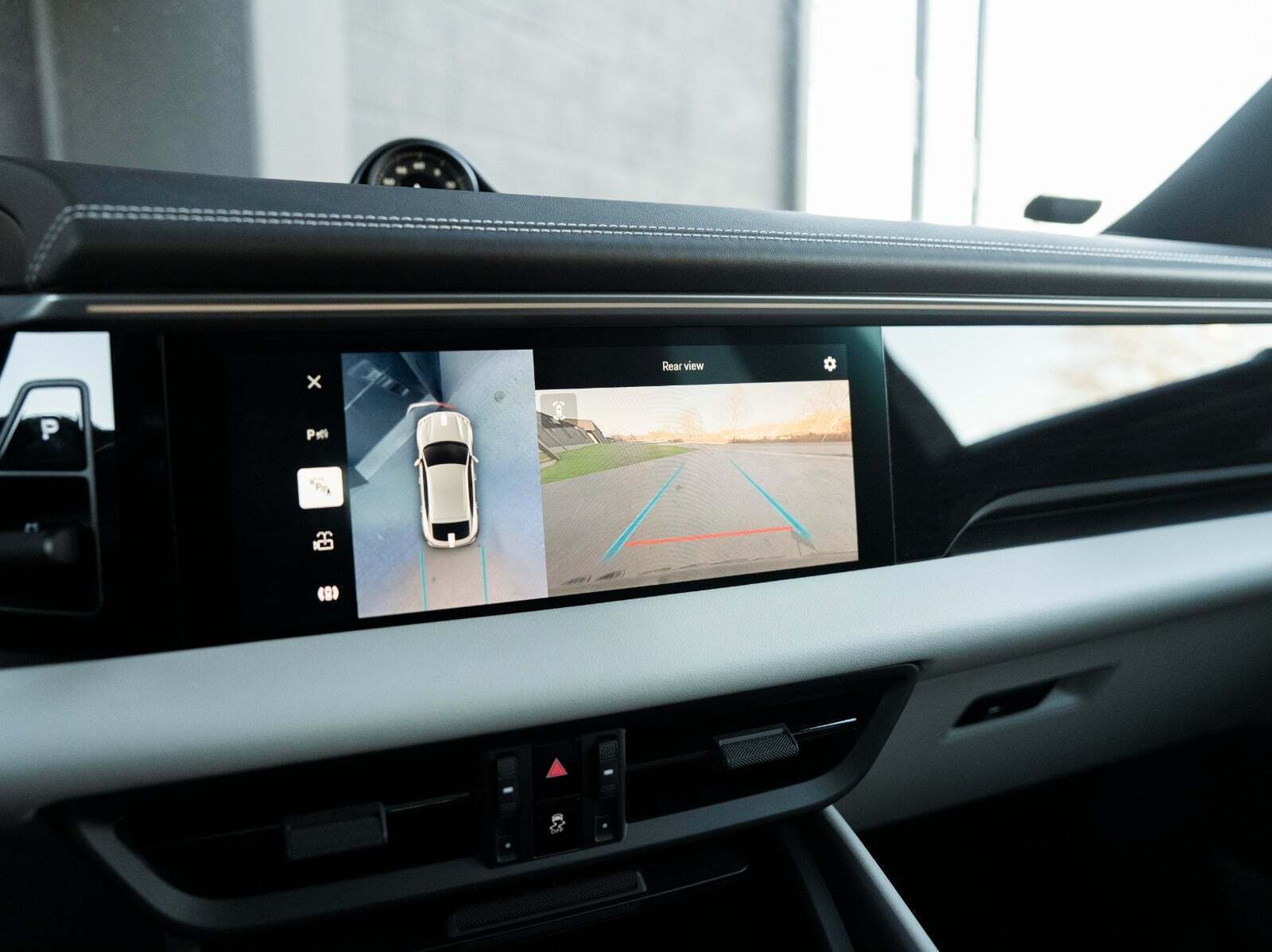 Grå Porsche Macan 4 fra 2024 set indefra