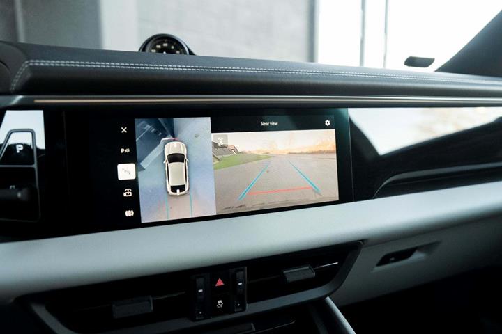 Grå Porsche Macan 4 fra 2024 set indefra