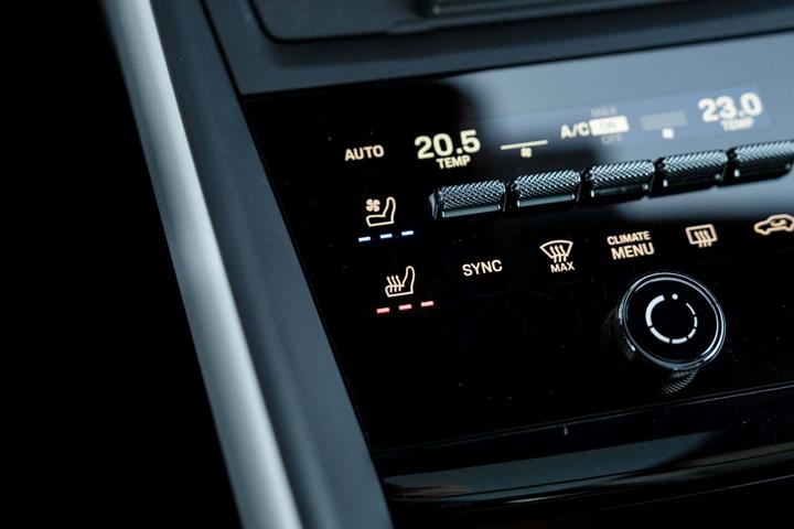 Grå Porsche Macan 4 fra 2024