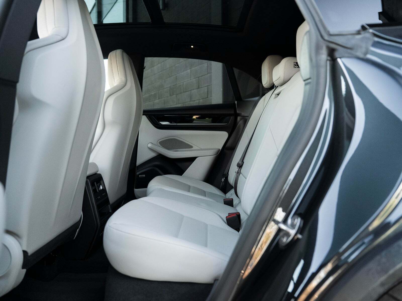 Grå Porsche Macan 4 fra 2024