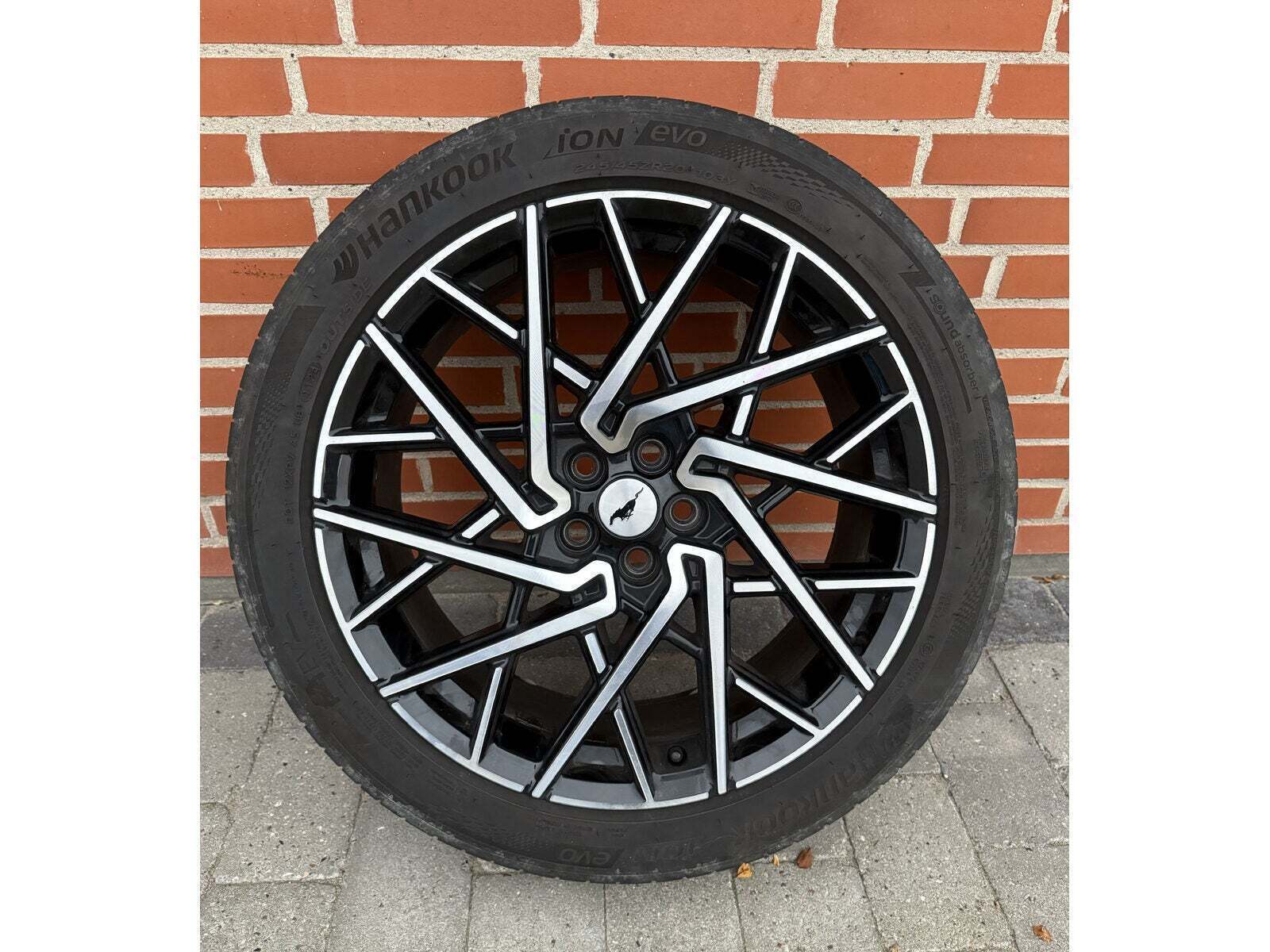 Blå Ford Mustang Mach-E fra 2023