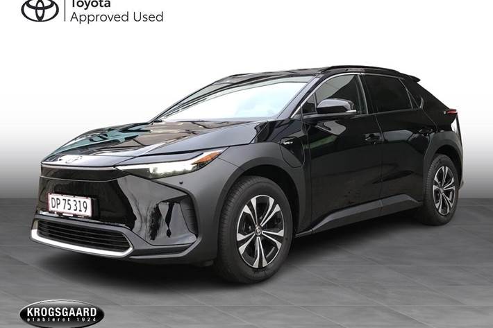 Sort Toyota BZ4X fra 2025 set udefra