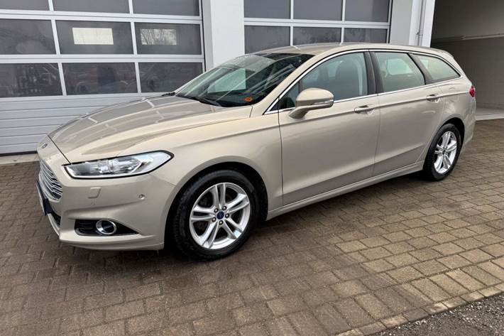 Beige Ford Mondeo fra 2015 set udefra