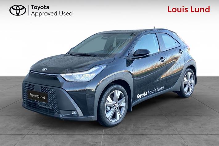 Sort Toyota Aygo X fra 2026 set udefra