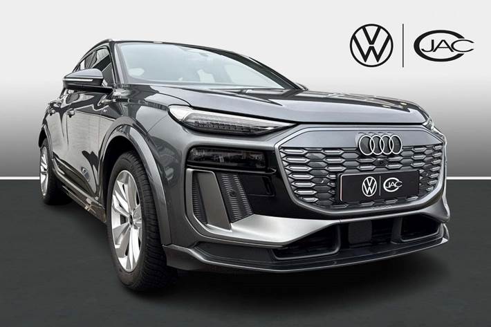 Grå Audi Q6 e-tron fra 2025 set udefra