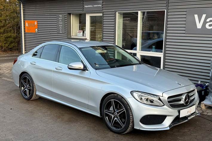 Sølv Mercedes C220 d fra 2017 set udefra