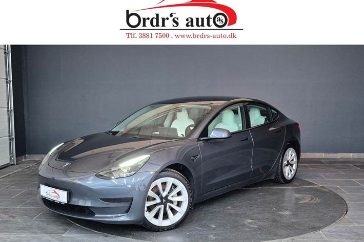 Grå Tesla Model 3 fra 2021 set udefra