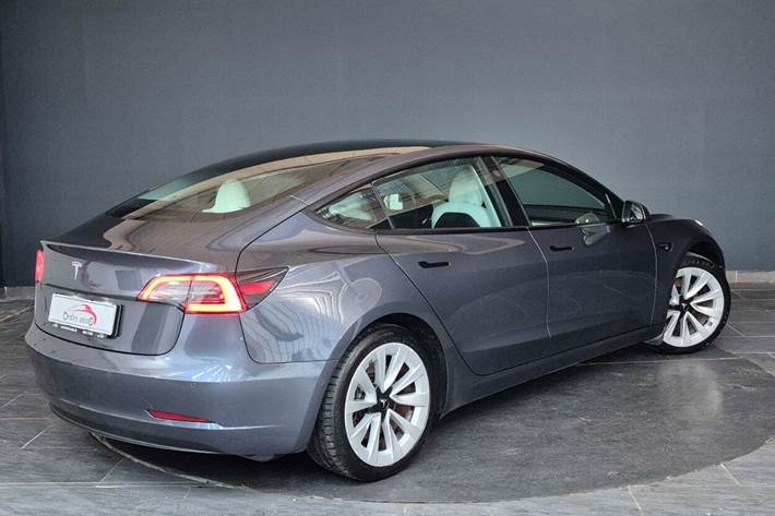 Grå Tesla Model 3 fra 2021