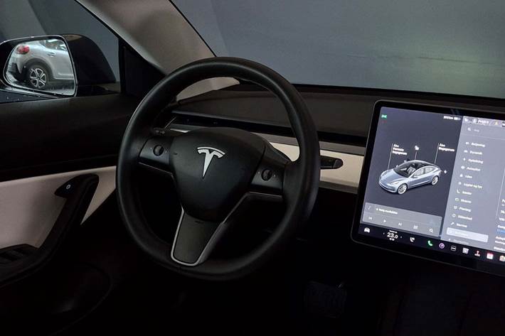 Grå Tesla Model 3 fra 2021