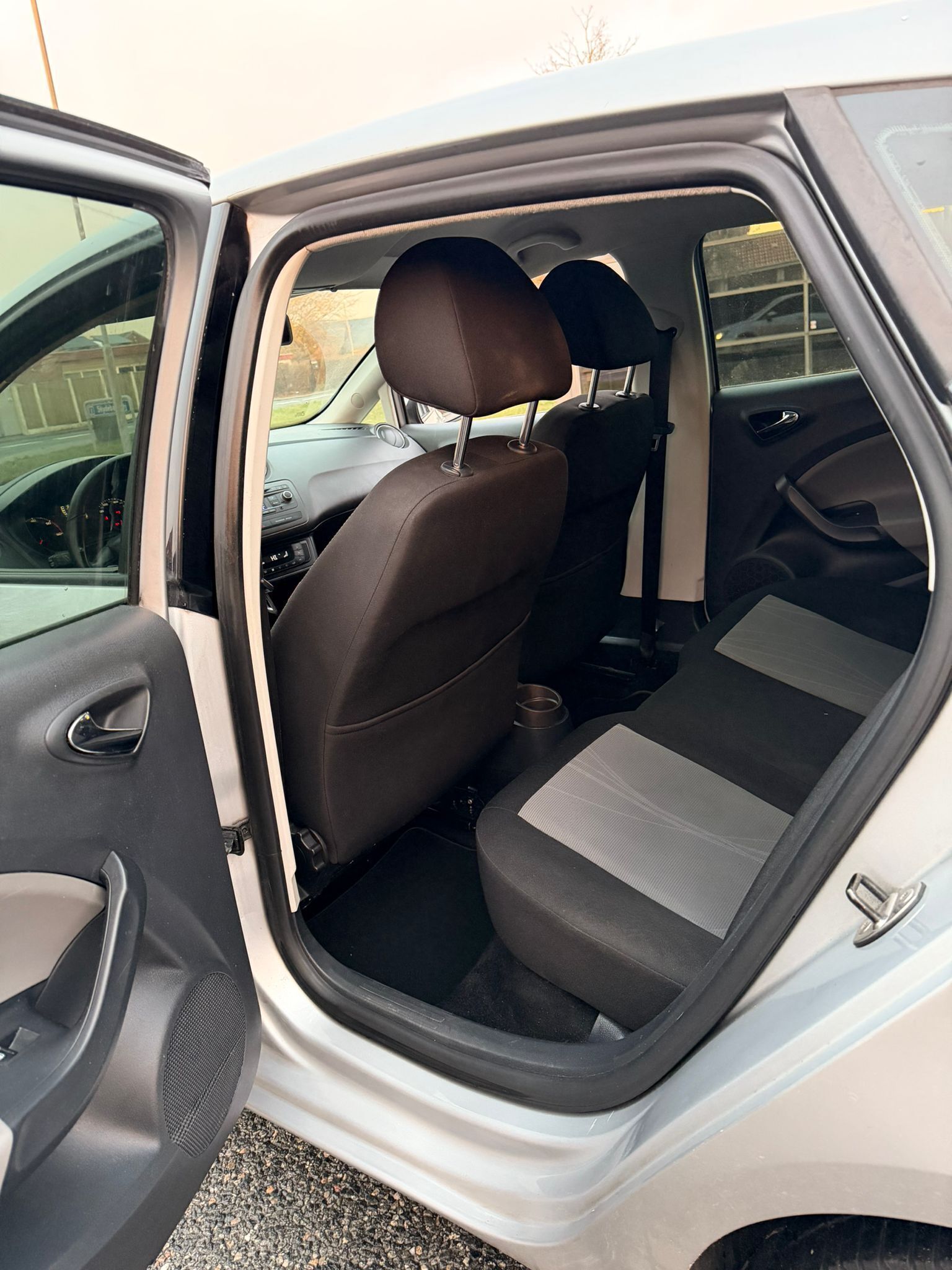 Grå Seat Ibiza fra 2013