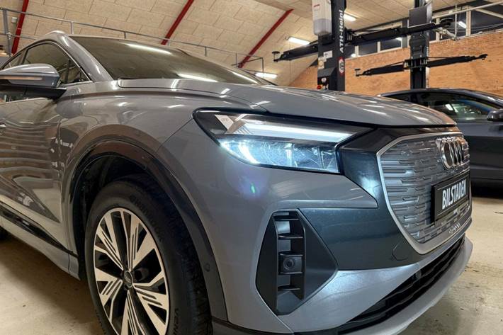 Grå Audi Q4 e-tron fra 2023