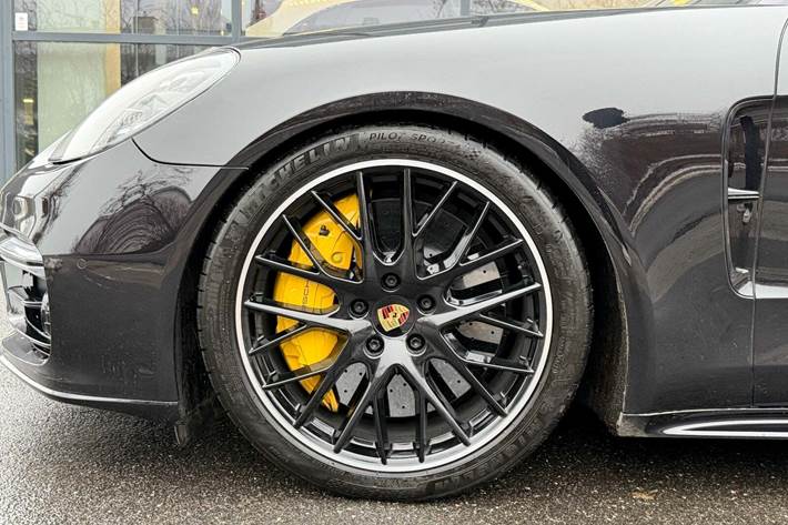 Sort Porsche Panamera Turbo S fra 2018 set udefra