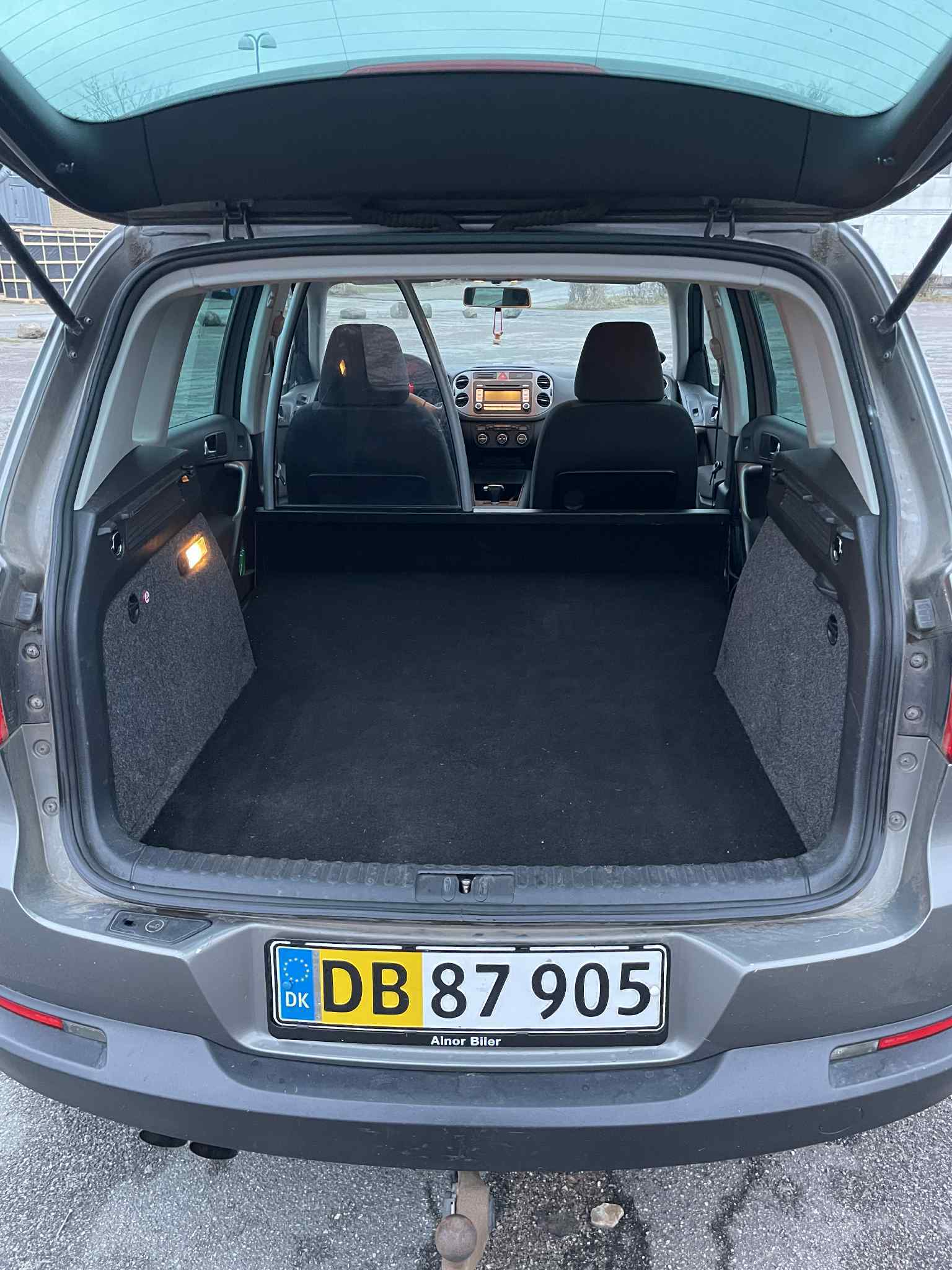 Grå VW Tiguan fra 2008
