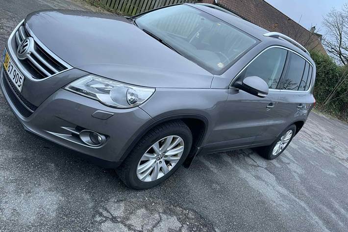 Grå VW Tiguan fra 2008