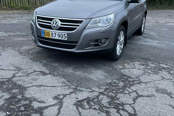 Grå VW Tiguan fra 2008