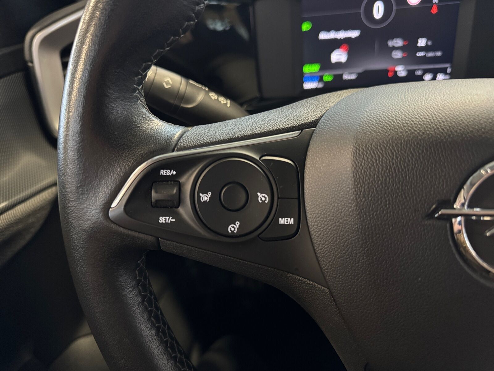 Blå Opel Mokka-e fra 2022