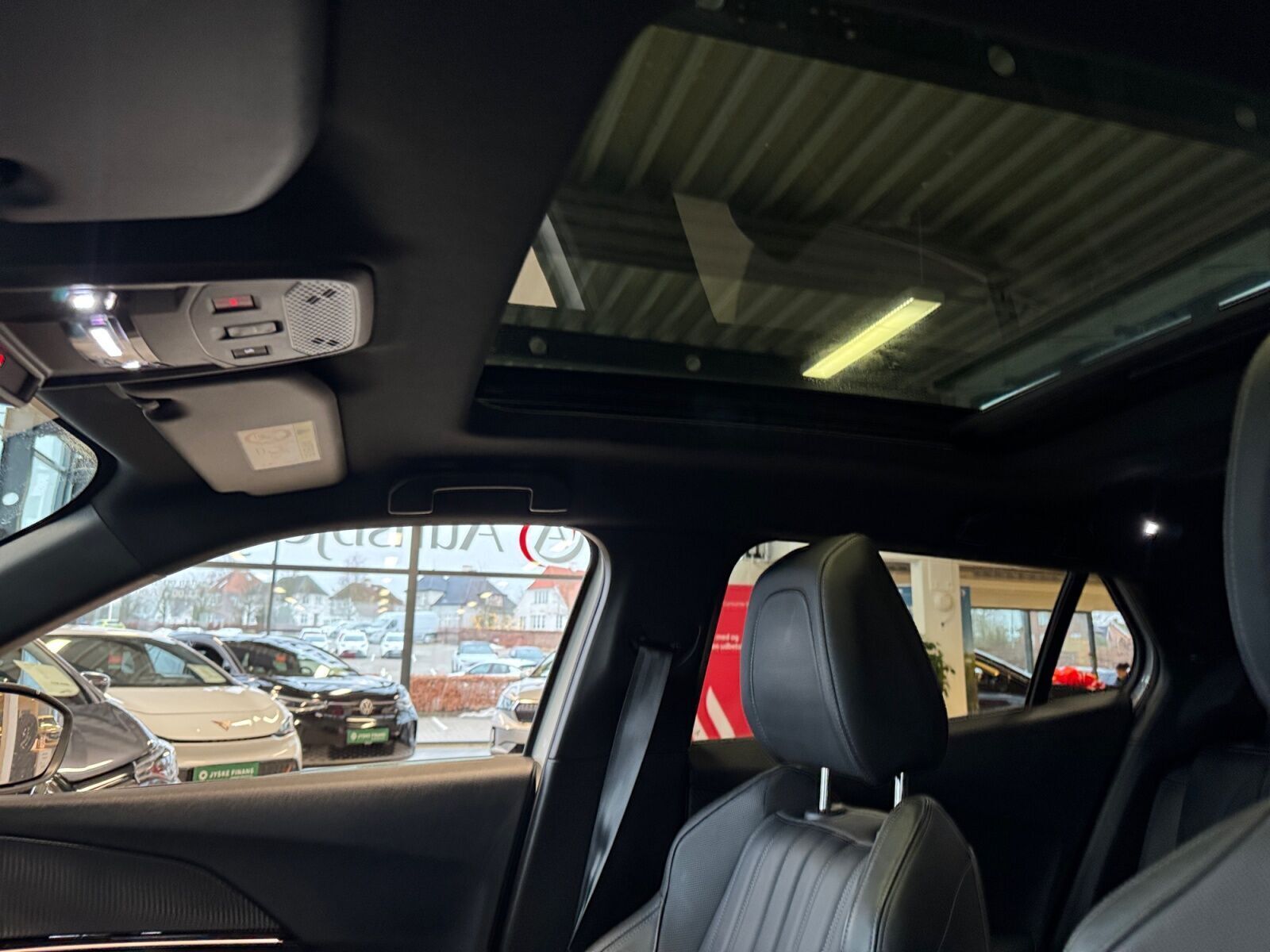 Hvid Peugeot e-2008 fra 2021