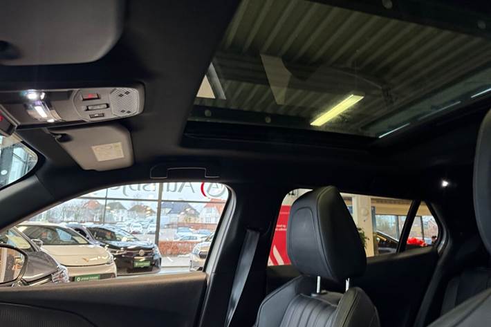 Hvid Peugeot e-2008 fra 2021