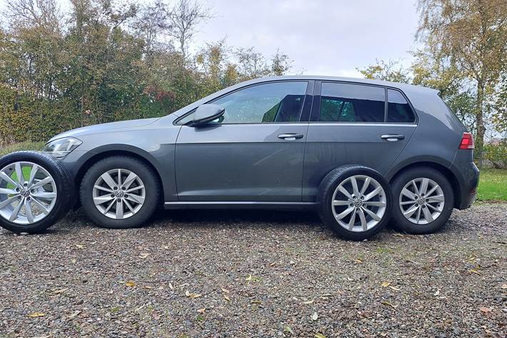 Beige VW Golf VII fra 2018