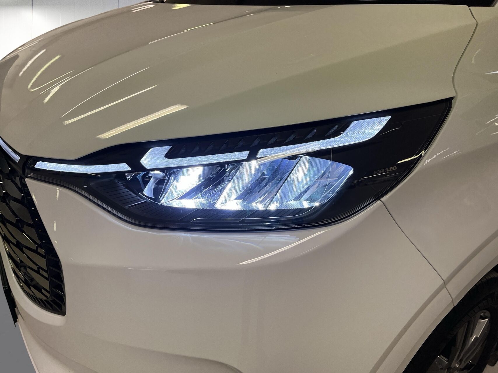 Hvid Ford E-Transit Custom fra 2025