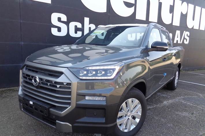 Grå KGM Musso Grand fra 2025 set udefra