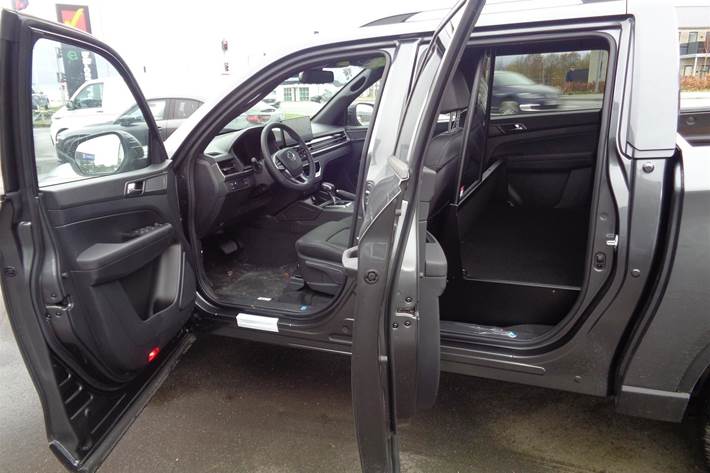 Grå KGM Musso Grand fra 2025 set indefra