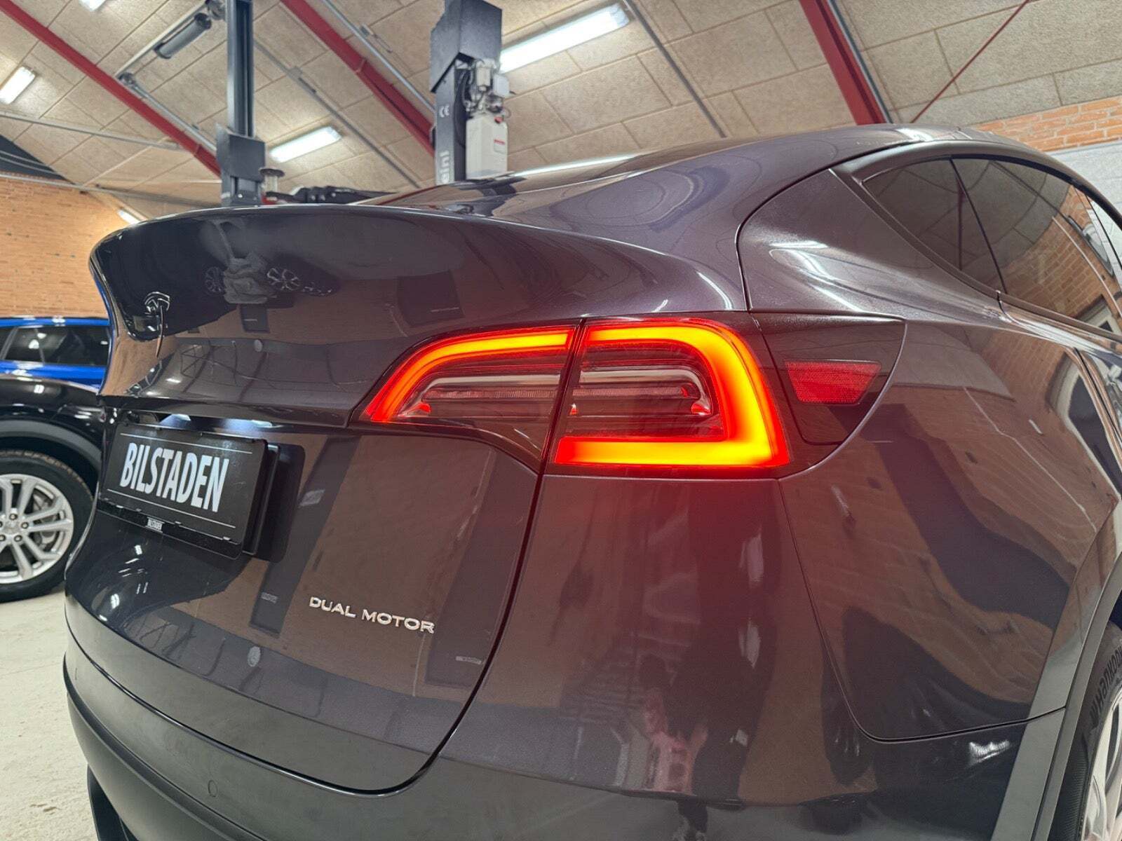 Grå Tesla Model Y fra 2021
