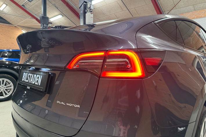 Grå Tesla Model Y fra 2021