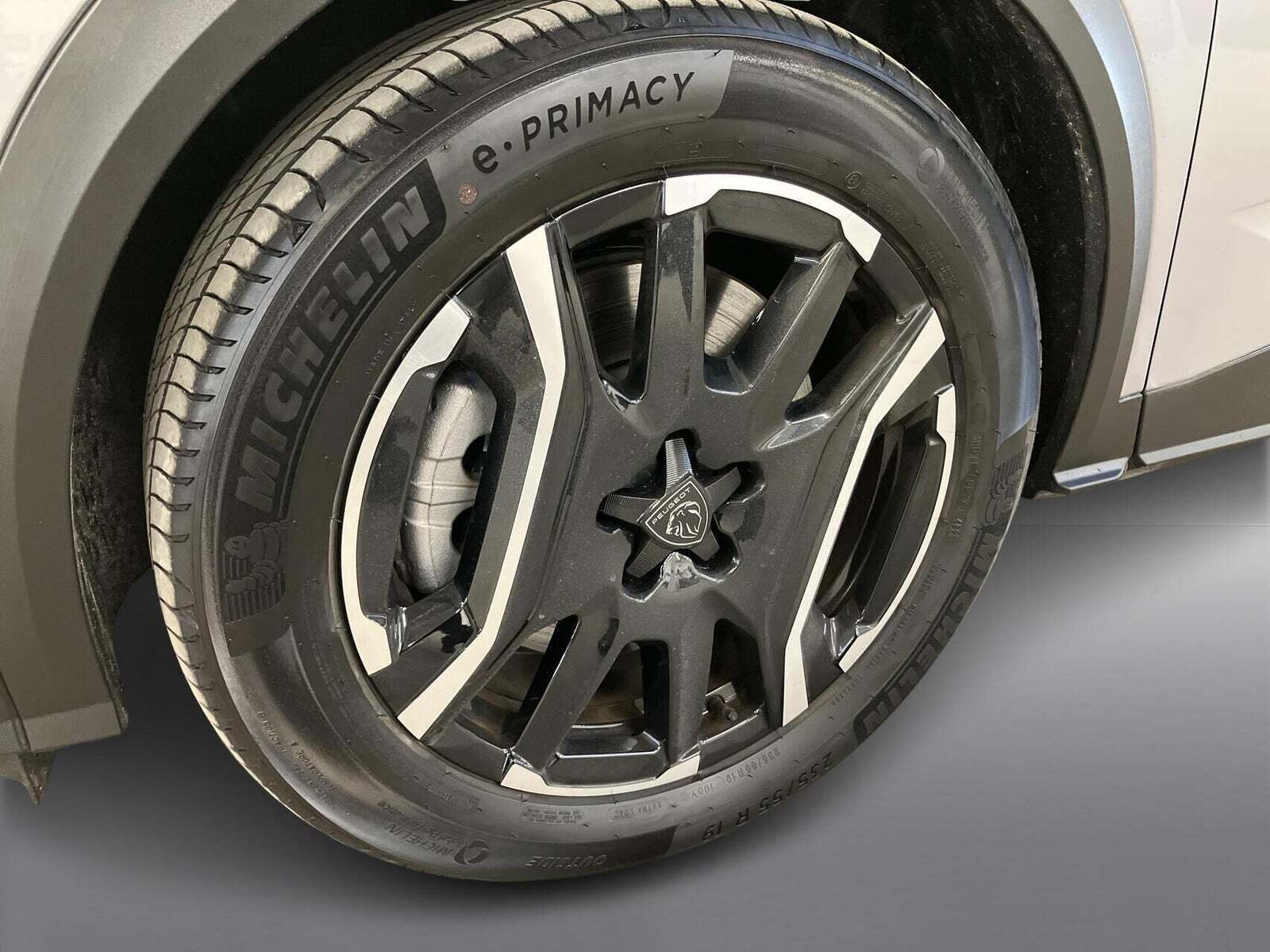 Grå Peugeot e-5008 fra 2025