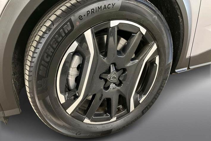 Grå Peugeot e-5008 fra 2025