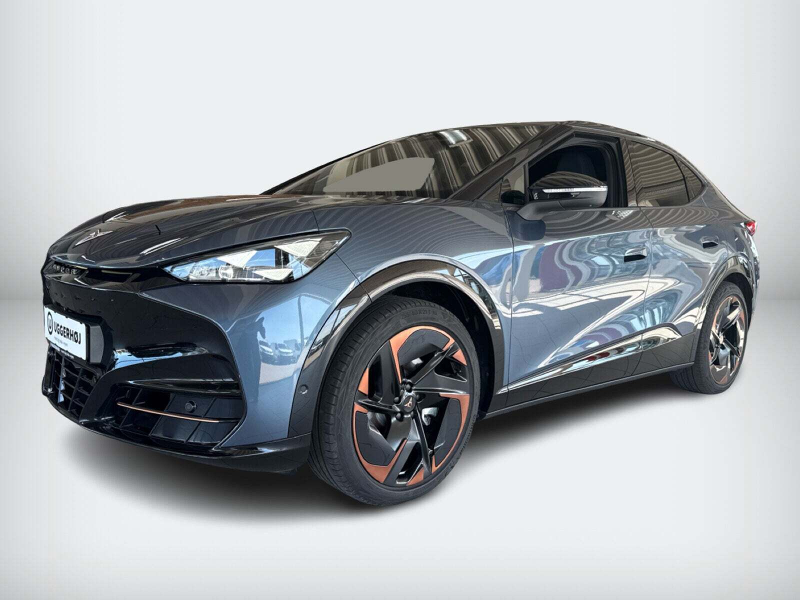 Blå Cupra Tavascan fra 2025 set udefra