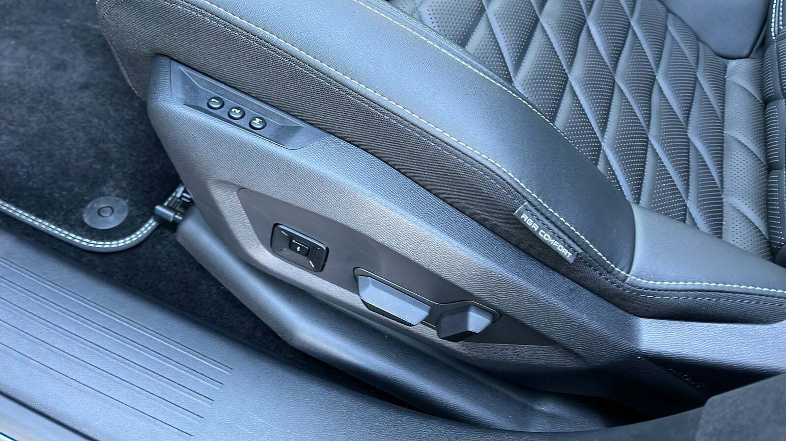 Blå Peugeot e-3008 fra 2024