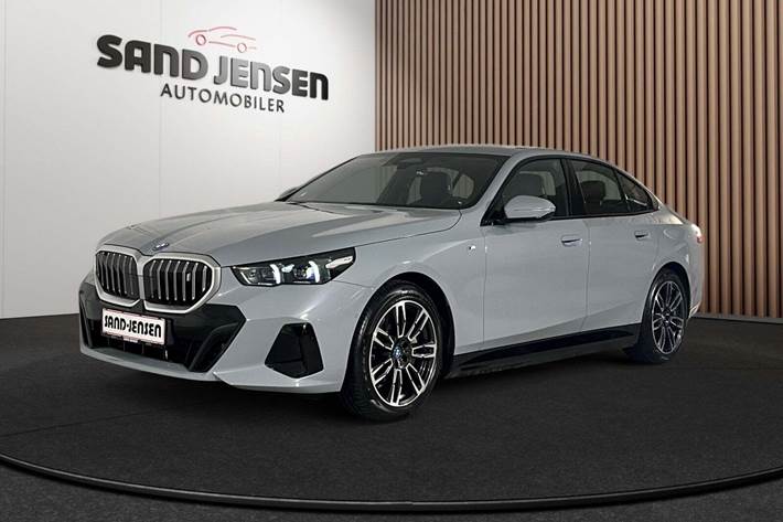 Grå BMW i5 fra 2024 set udefra