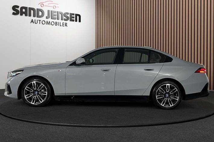 Grå BMW i5 fra 2024
