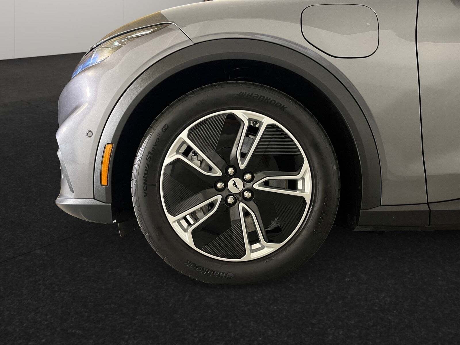 Grå Ford Mustang Mach-E fra 2023