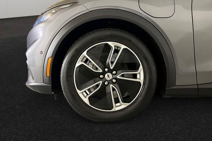 Grå Ford Mustang Mach-E fra 2023